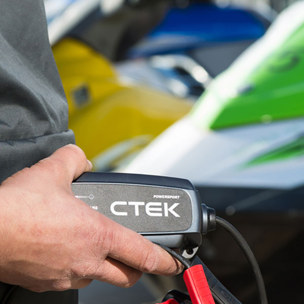 ctek_battery-charger_ct5-powersport-charger_lifestyle3.jpg
