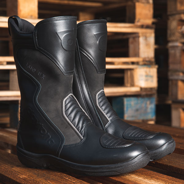 daytona_boots-leather_spirit-pro-gore-tex_black_lifestyle1.jpg
