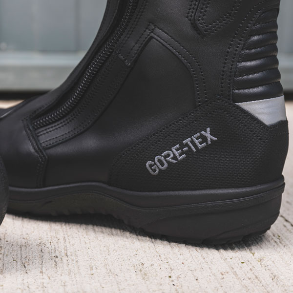 daytona_boots_road-star-gtx_black_lifestyle1.jpg