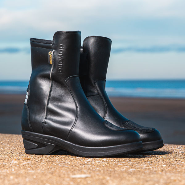 daytona_ladies_leather_boots_pilot-sl_black_lifestyle2.jpg