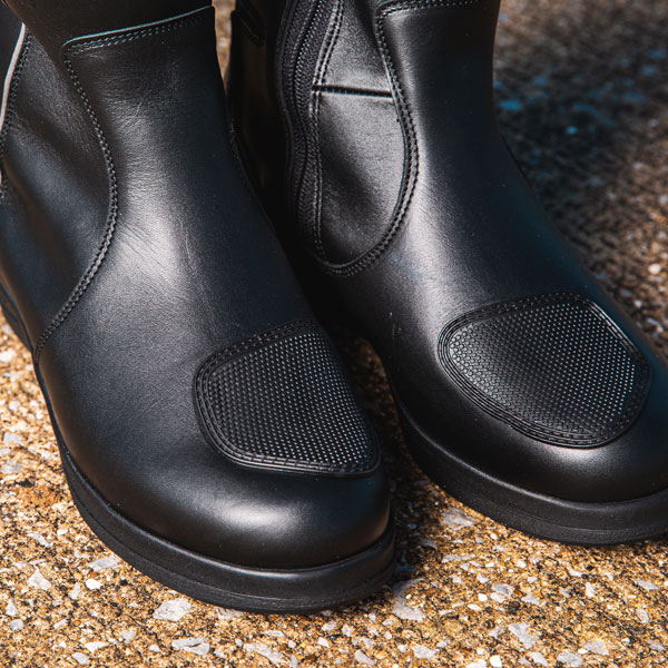 daytona_ladies_leather_boots_pilot-sl_black_lifestyle8.jpg
