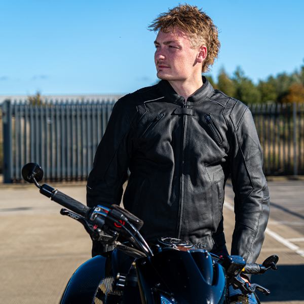 dxr_jackets_backracer-leather_black_lifestyle1.jpg
