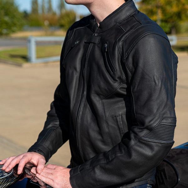 dxr_jackets_backracer-leather_black_lifestyle3.jpg