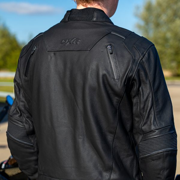 dxr_jackets_backracer-leather_black_lifestyle5.jpg