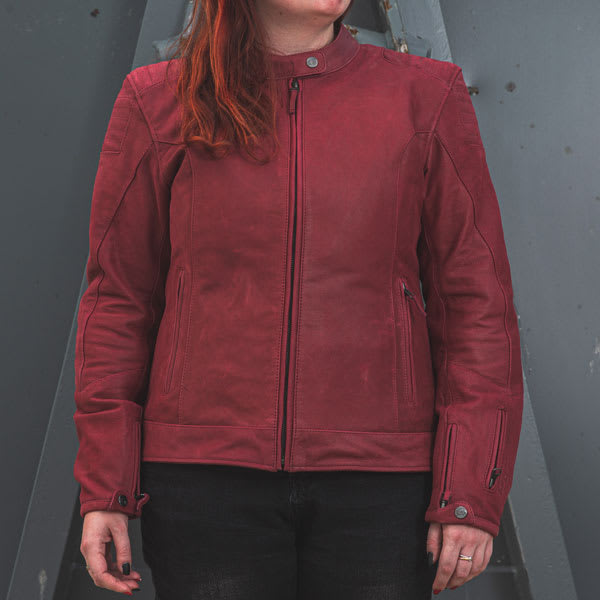 furygan_ladies_jacket-leather_debbie_bordeaux_lifestyle1.jpg