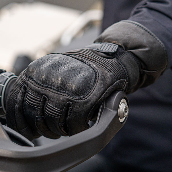 furygan_land_dk_d30_leather_gloves_lifestyle.jpg