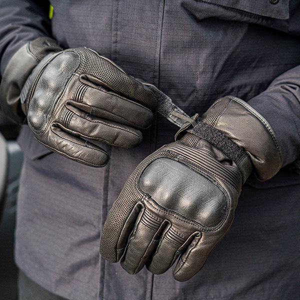 furygan_land_dk_d30_leather_gloves_lifestyle1.jpg