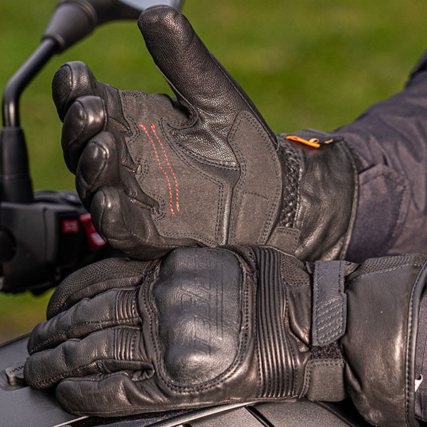furygan_land_dk_d30_leather_gloves_lifestyle4.jpg