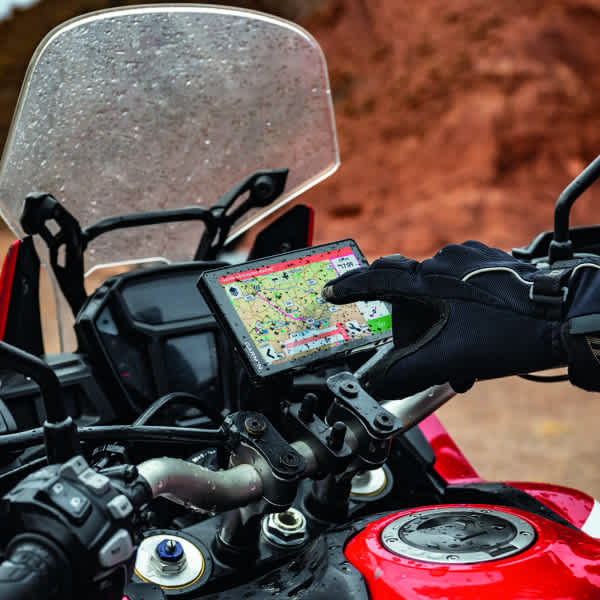 garmin_sat-nav_zumo-xt-2_lifestyle_2.jpg