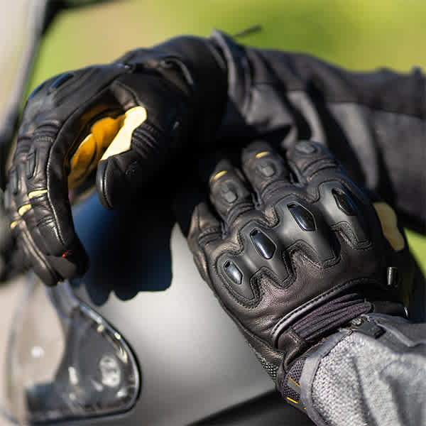 halvarssons_leather-gloves_flon_black-tan_lifestyle3.jpg