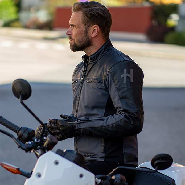 halvarssons_textile-jacket_holmen_grey-silver_lifestyle3.jpg