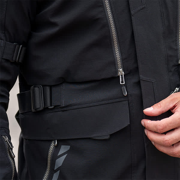 halvarssons_textile-jackets_vinvallen_black_lifestyle1.jpg