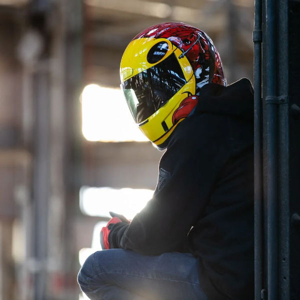 icon_full-face-helmet_airform-mips_brozak-red_lifestyle1.jpg