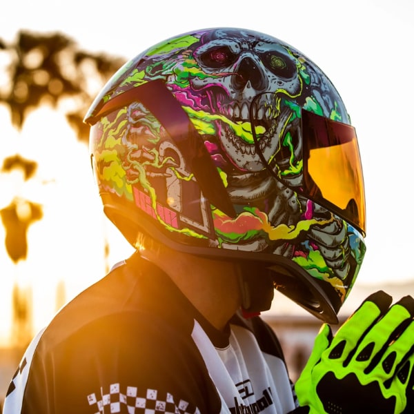 icon_full-face-helmet_airform_hippy-dippy_lifestyle1.jpg