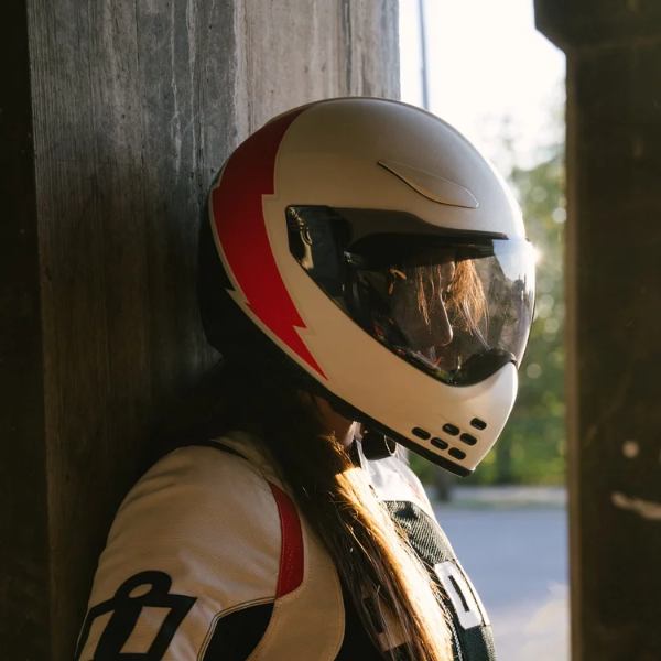 icon_full-face-helmet_domain_slabtown-white_lifestyle1.jpg