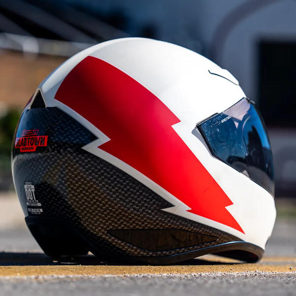 icon_full-face-helmet_domain_slabtown-white_lifestyle4.jpg