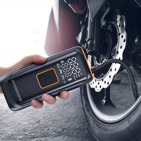 interphone_tyre-accessories_smart-air-compressor_4000mah_lifestyle1.jpg