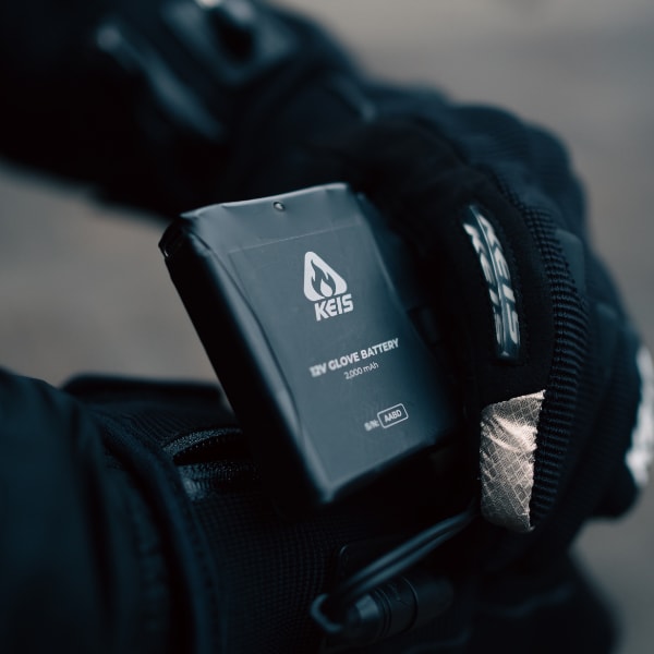 keis_clothing-accessories_glove-battery-4000mah-pair-with-usb-c-charging-cable_lifestyle2.jpg
