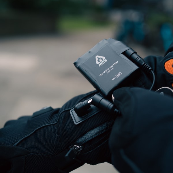 keis_clothing-accessories_glove-battery-4000mah-pair-with-usb-c-charging-cable_lifestyle4.jpg