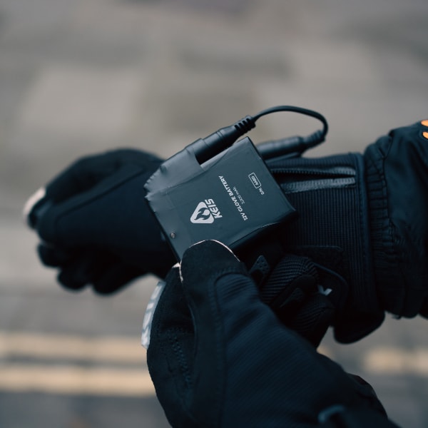 keis_clothing-accessories_glove-battery-4000mah-pair-with-usb-c-charging-cable_lifestyle5.jpg
