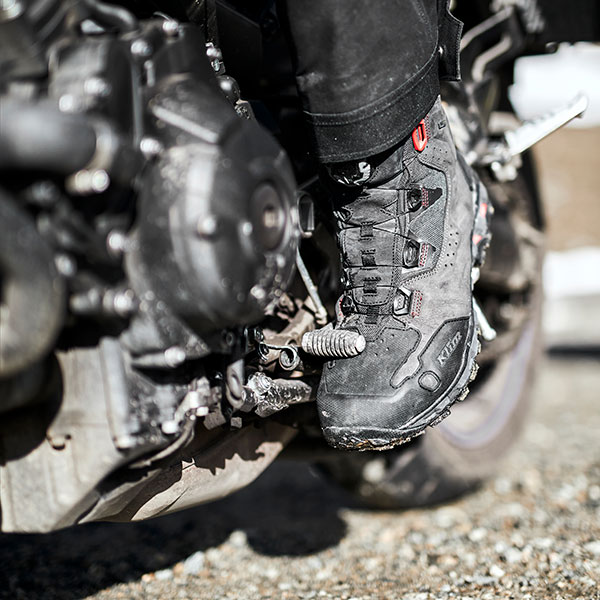 klim_leather-boots_outlander-gore-tex_asphalt-high-risk-red_lifestyle5.jpg