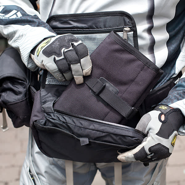 kriega_luggage_r8-waistpack_lifestyle2.jpg