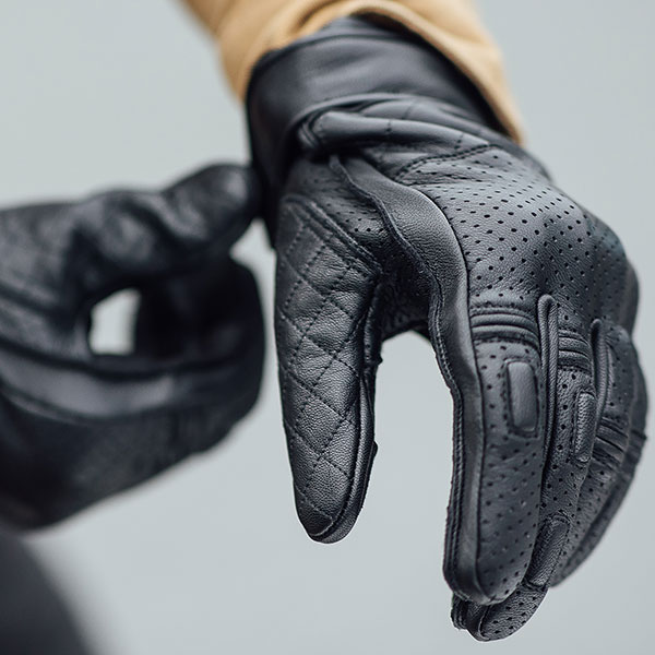 merlin_clanstone-d3o-leather-glove_black_lifestyle1.jpg
