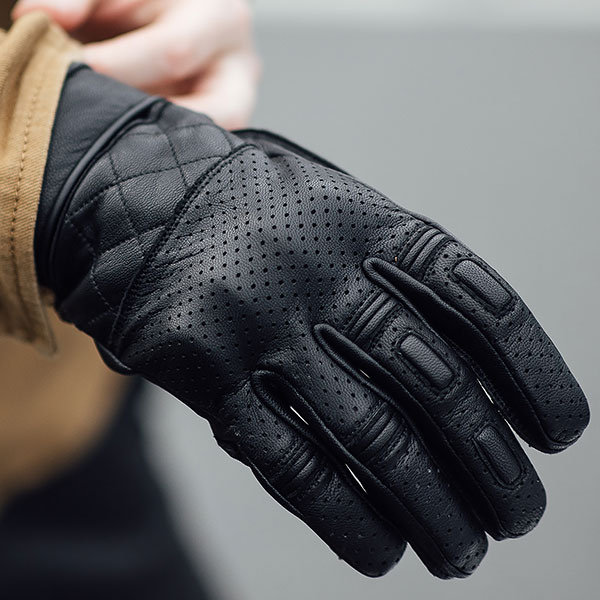 merlin_clanstone-d3o-leather-glove_black_lifestyle2.jpg