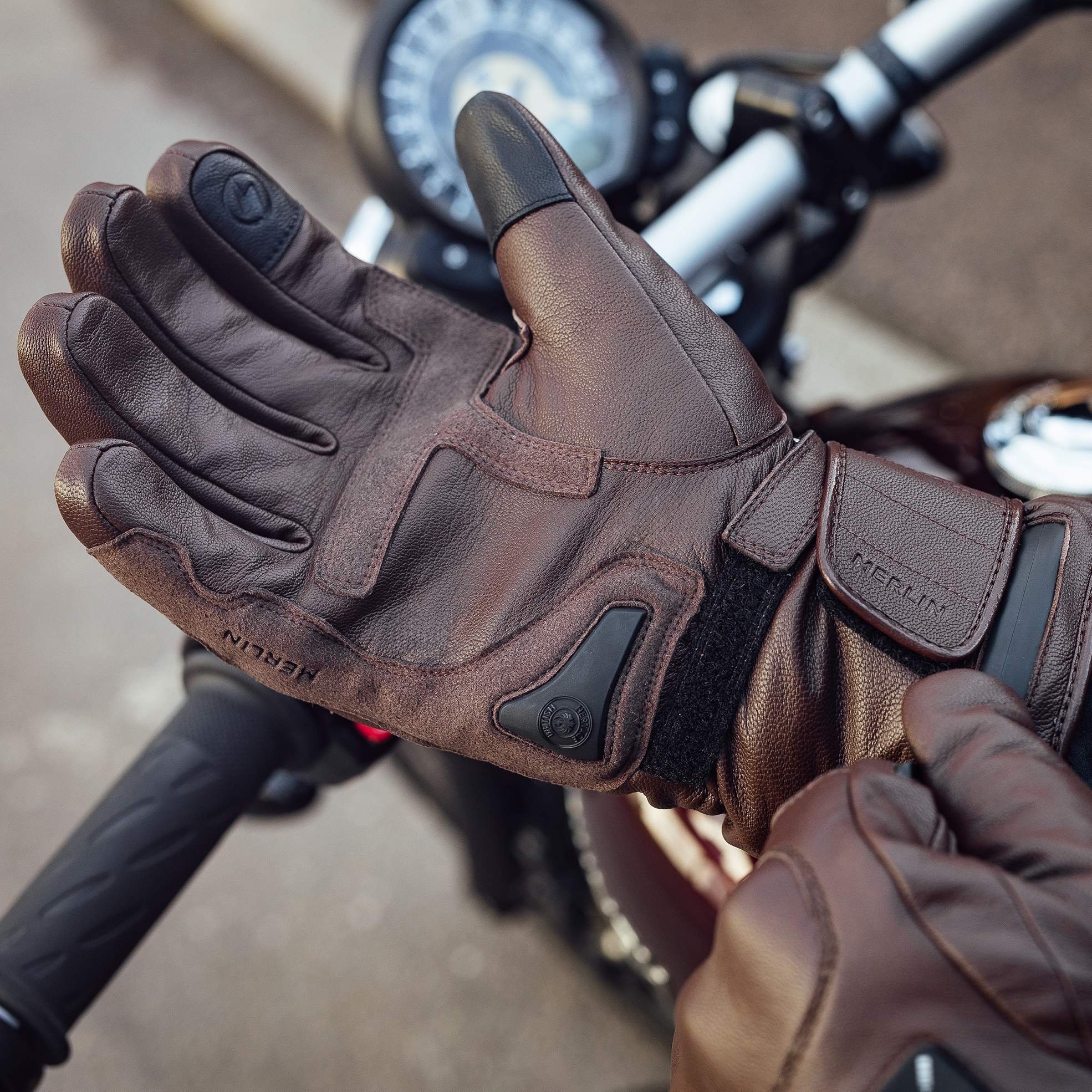 merlin_gloves_leather_bednell-heated_brown_detail4.jpg