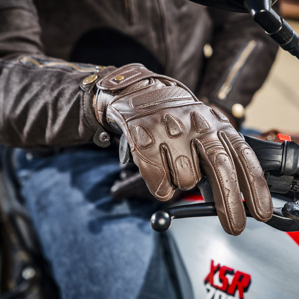merlin_leather_gloves_finlay_brown_lifestyle1.jpg