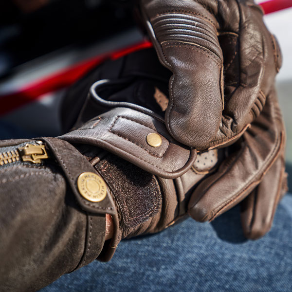 merlin_leather_gloves_finlay_brown_lifestyle2.jpg