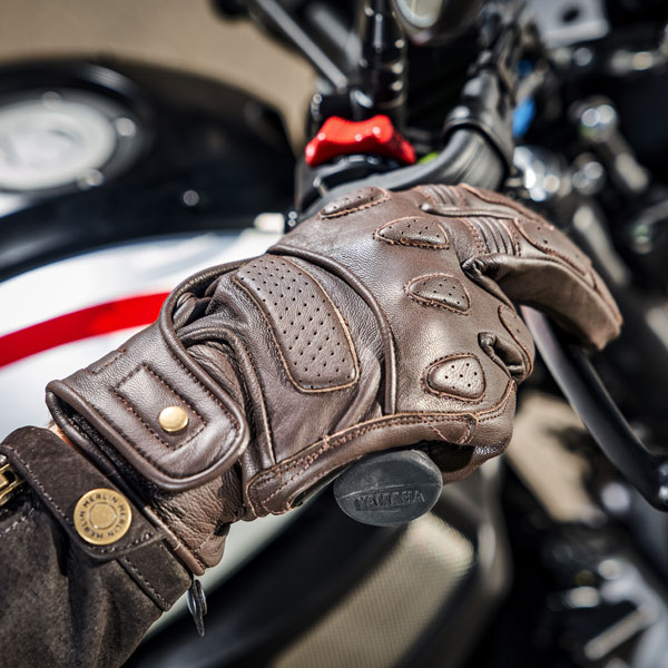 merlin_leather_gloves_finlay_brown_lifestyle4.jpg