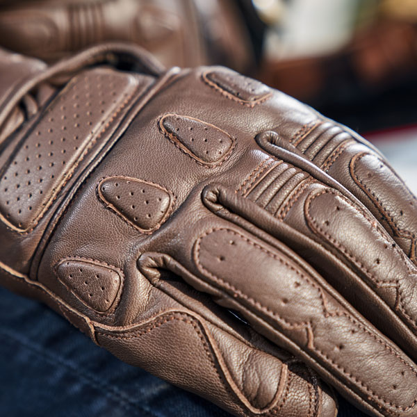 merlin_leather_gloves_finlay_brown_lifestyle5.jpg