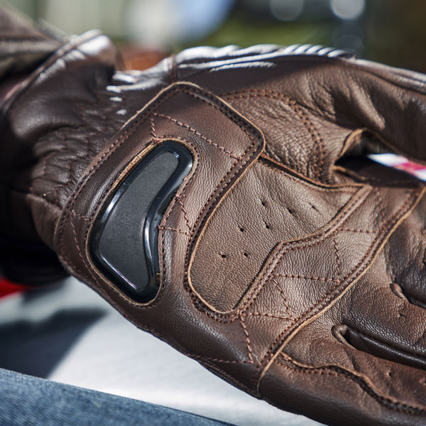 merlin_leather_gloves_finlay_brown_lifestyle6.jpg