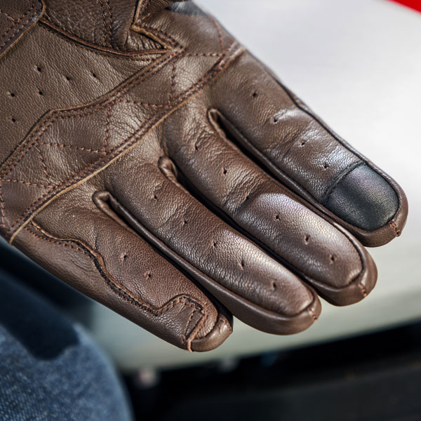 merlin_leather_gloves_finlay_brown_lifestyle7.jpg