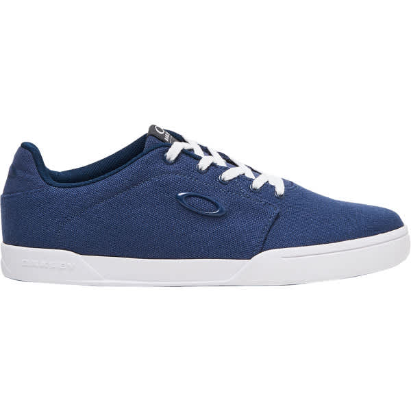 oakley_boots_canvas-flyer-sneakers_universal-blue.jpg