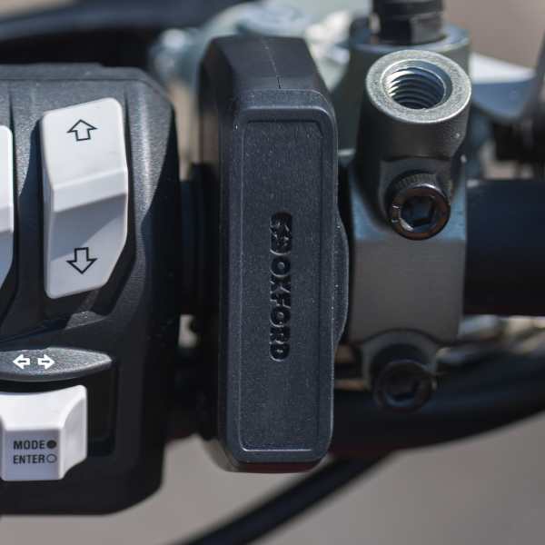 oxford_accessories_slimline-usb-type-a-type-c-3-0-amp_charging-kit_lifestyle2.jpg
