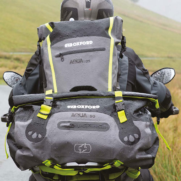 oxford_aqua_t30_roll-bag_black_grey_fluo_lifestyle3.jpg