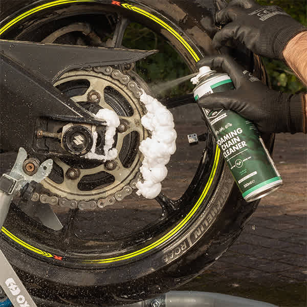 oxford_cleaning-accessories_mint-foaming-chain-cleaner-500ml_lifestyle1.jpg