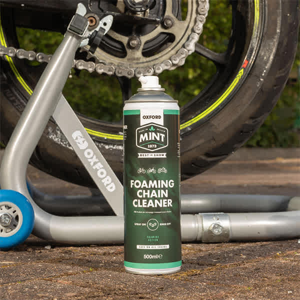 oxford_cleaning-accessories_mint-foaming-chain-cleaner-500ml_lifestyle3.jpg