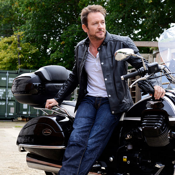 oxford_leather-jacket_hampton_black_lifestyle3.jpg