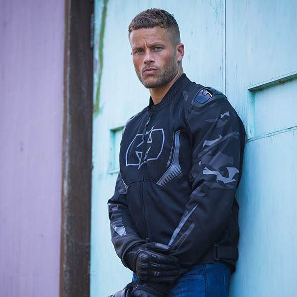 oxford_textile_jacket_omega-1.0_air_black-camo_lifestyle2.jpg
