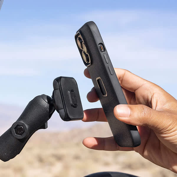 peak-design_mobile-1-inch-ball-mount_locking_lifestyle1.jpg
