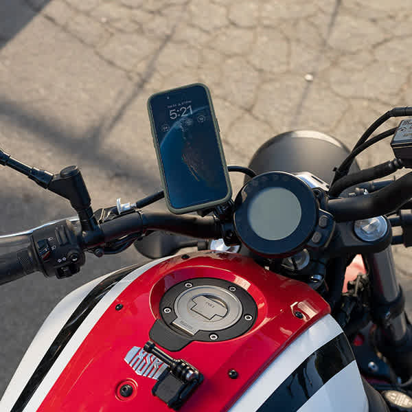peak-design_mobile-1-inch-ball-mount_locking_lifestyle2.jpg
