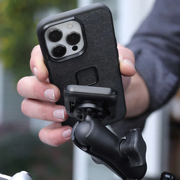 peak-design_mobile-1-inch-ball-mount_locking_lifestyle3.jpg