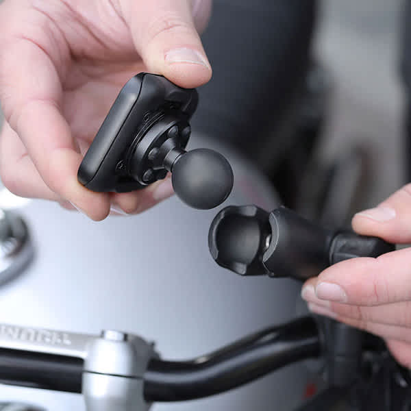 peak-design_mobile-1-inch-ball-mount_locking_lifestyle4.jpg