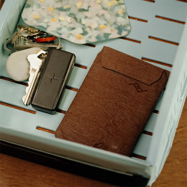 peak-design_mobile-slim-wallet_lifestyle2.jpg