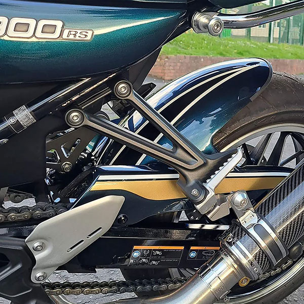 pyramid-hugger-metallic-bluegold-candytone-bluegold-kawasaki-z-900-rs-2022current_lifestyle1.jpg