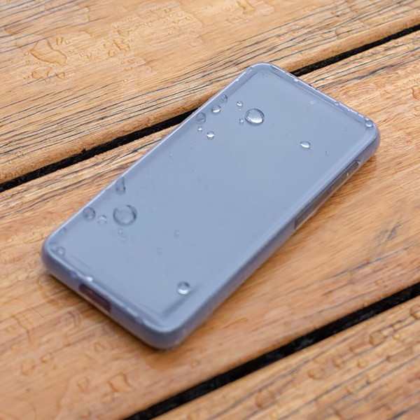 quad-lock_smartphone-case-poncho_lifestyle1.jpg