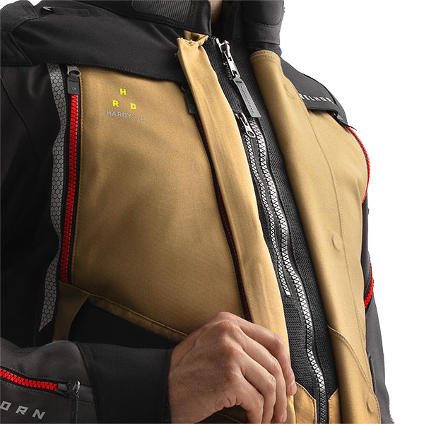 rebelhorn_jacket_textile_hardy-3-0_desert-grey-red_detail4.jpg